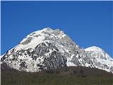 Albanija -prelaz Valbone -Qafa e Valbones Dolino obkrožajo visoke zasnežene gore.