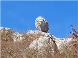 Čučavac nad Stapom (cca  3 kubične metre skalovja na zelo majhni podlagi)
