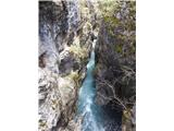 Albanija -Nacionalni park Theth-kanjon in slap Grunas, Modro oko Thetha ,vas Theth Pod nami buči gorska reka .