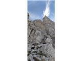 Razor (2601 m) - Severozahodni greben Poč se izteče v nekakšno grapico, ki nas v lažje plezanju višje pripeljo v škrbinasto kotanjo med tremi stolpi ali roglji.