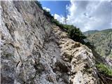 Nad planino Šibje Potem pa krušljiva peščena polička in razpadajoča stenica.