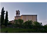 Cima Comer - 1281 m / Monte Denervo - 1461 m (nad vasjo Musaga, Garda) Cerkev Sv. Antona. Tudi v teh krajih ima vsak zaselek svojo cerkev