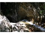 Cima Rocchetta – 917 m ( nad vasjo Tignale, Garda ) Kaskadni slapovi Piovere. Turistom je dostopen le manjši del