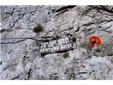 Monte Agnèr - 2872 m Pričaka naju dvomljiv napis, ki ga prevedeta edina dva obiskovalca poleg naju