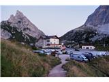 Monte Cernera - 2665 m Parkirava na vedno dobro obiskanem prelazu Falzarego in poiščeva pot 441