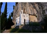 Cima Comer - 1281 m / Monte Denervo - 1461 m (nad vasjo Musaga, Garda) Cerkev Sv. Valentina iz leta 1630