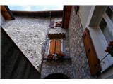 Cima Rocchetta – 917 m ( nad vasjo Tignale, Garda ) Utrinek iz ozkih vaških ulic. Veliko je podhodov med povezanimi hišami