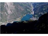 Pogled v dolino na vas Alleghe in istoimensko jezero