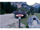 Col Becchei Dessora - 2794 m Parkirava pri Capanni Alpina in se po poti 11 podava v osrčje Fanesov