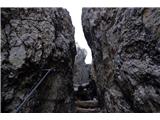 Sasso di Stria ( Sas de Stria / Hexenstein ) - 2477 m Ni lahko razumeti neskončne obrambne jarke, s silo iztrgane živi skali