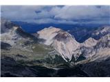 Vallon Bianco - 2684 m Pogled na peščeni vrh Piz de Sant’Antone. Obiskala sva ga lani iz doline Wengen