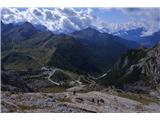 Col dei Bos - 2559 m ( Ferata Degli Alpini ) Prelaz Falzarego, ob tej uri je parkirišče že krepko polno