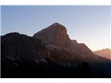 Monte Cernera - 2665 m Tofana di Rozes počasi pridobiva svojo znamenito barvo