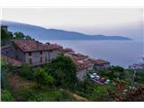 Cima Comer - 1281 m / Monte Denervo - 1461 m (nad vasjo Musaga, Garda) Vas ima lep razgled na Gardsko jezero, zato je v njej polno turističnih namestitev