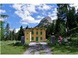 Bivša kasarna, sedaj lepo obnovljen Rifugio Alpini