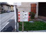 Parkirava v Biacesi in sredi vasi poiščeva oznake za Cima Capi