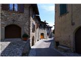 Cima Rocchetta – 917 m ( nad vasjo Tignale, Garda ) Vas je obnovljena in ima nešteto malih  uličic
