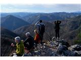 Polhograjska planinska pot Na vrhu pa polno ljudi, ki so prišli sem za rekreacijo in po razgled