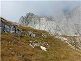 Vzpon proti po traviščih, melišču in lažje poplezljivem skrotju proti škrbini Čez Kamen (2331 m) II.
