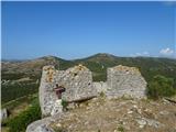 ruševine iz 6. st., zadaj Jakovljev vrh