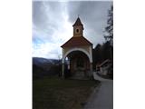 V sami vasi Šmihel malo naprej od cerkve pa vidimo še dve kapeli.