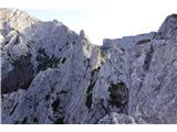 Kamniški Dedec - Staničev vrh (grebensko prečenje) Pogled naprej, kjer se držimo kar vršnega dela grebena.