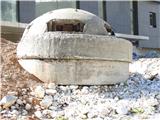 Albanija -prelaz Valbone -Qafa e Valbones Tudi tu je še vedno veliko teh bunkerjev.