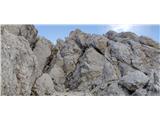 Razor (2601 m) - Severozahodni greben Strmi, navpični del kamina preplezamo v lepem razkoraku (IV).