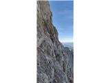 Razor (2601 m) - Severozahodni greben Dolga, grozljivo izpostavljena in zoprno podrta prečka (III) od kamina nad razčlembo proti levi. Gledano nazaj, z konca prečke.