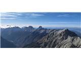 Razor (2601 m) - Severozahodni greben Razgled z vrha Razorja proti Pelcu nad Klonicami, za njim Kaninsko pogorje v oblakih, potem pa Jalovcu, za njim je Montaž, Mangartu, Mojstrovkam in Prisojniku.