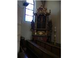 Stranska oltarja -premalo poznam svetnike , d abi iz kipcev in slik ugotovil komu so stranski oltarji posvečeni.