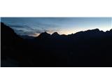 Razor (2601 m) - Severozahodni greben Počasi noč zamenja dan, jaz pa zadnjič tega dneva gledam silueto Bavškega Grintavca, še enega noro lepega osamelca, preden prispem na Vršič.