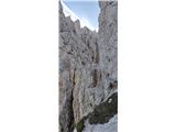 Razor (2601 m) - Severozahodni greben Na srečo se krušljiva prečka konča z lahkim kaminom (II) ki nas pripelje do naslednjega grebenskega stolpa.