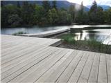 Preddvor-jezero Črnava  Na obrežju so postavili leseno plažo.