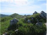 2021.06.27.94 skalovje, trava in pogled na Gladki vrh s kočo
