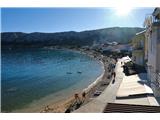 Tako polnih plaž kot v Baški nisva videla še noben dan Camina