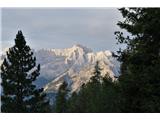 Monte Cristallino di Misurina Sonce se prebuja, midva sva še v prijetni senci. Tudi na tej višini je pretoplo za ta del dneva