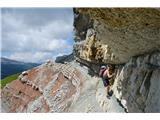 Dolomiti d'Ampezzo - ferata Astaldi Ferata Astaldi te prestavi v drugo okolje, ki se nekako ne sklada z običajnimi predstavami o Dolomitih