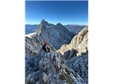 Lepo poplezavanje. V ozadju markantni vrh Schartenspitze in dvoglavi Steinfeldspitze. Desno zadaj Dachstein.