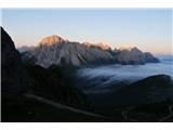Jutro se prebuja, gorski greben z Monte Lastronijem na čelu pa žari v prvem soncu