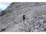 Počasi, a zanesljivo drobiva proti vrhu …