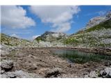 Rjavo jezero nima stalnega dotoka vode in se mu suša krepko pozna