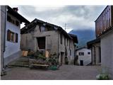 Cima Tombea - 1946 m ( nad zaselkom Rest, Garda z okolico ) Vas je majhna, vse hiše so starejšega datuma