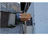 Takoj za kočo so oznake za ferato Santnerpass, ki je večinoma B/C težavnosti