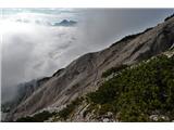 Monte Aiarnola - 2456 m Sva tik na meji razgledov. Megle se dvigujejo hitreje kot midva :)