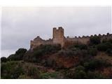 Camino Invierno - zimska pot Castillo de Cornatel, vladar na skalnati pečini. S te strani je lažje dostopen