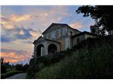 Monte Pizzocolo - 1581 m (nad vasjo Navazza, Garda) Nadaljujeva mimo cerkve Santa Maria Assunta