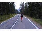 Avto pustiva na enem od parkirišč in se odpraviva v dolino. Ob cesti so trakovi za prprečevanje divjega parkiranja