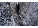 Dolomiti Sella – Piz Boe in njegova okolica Prvo šivankino uho, prehod mimo skalne luske