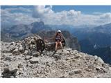 Furcia Rossa III (2794 m) in ferata Via della Pace Vrh je odličen razglednik, krasi pa ga prav posebna klopca